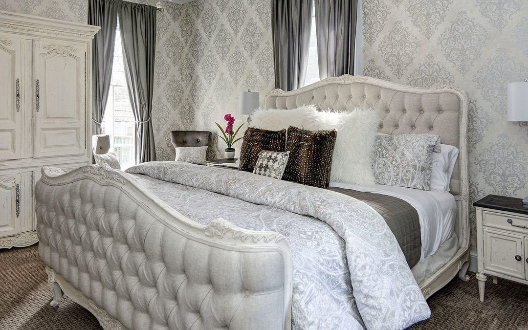 For a wonderful night’s sleep, the luxurious Warne Cottage at offers a King bed, gorgeous wall coverings, beautiful lighting, a large flat screen tv, and newly carpeted floors.