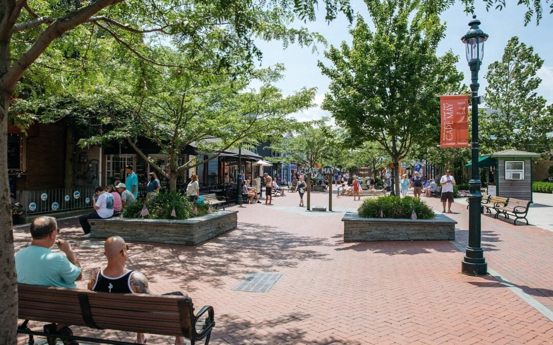 Steps from your suite at The Harrison Inn is vibrant Washington Street Mall, with boutique shopping, seaside dining, entertainment, and so much more, and it all comes alive again in the early Spring!